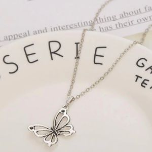 🦋 NWOT Beautiful hollowed butterfly necklace